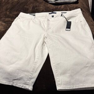 NEW Ladies White Casual Capris Classic Summer Style